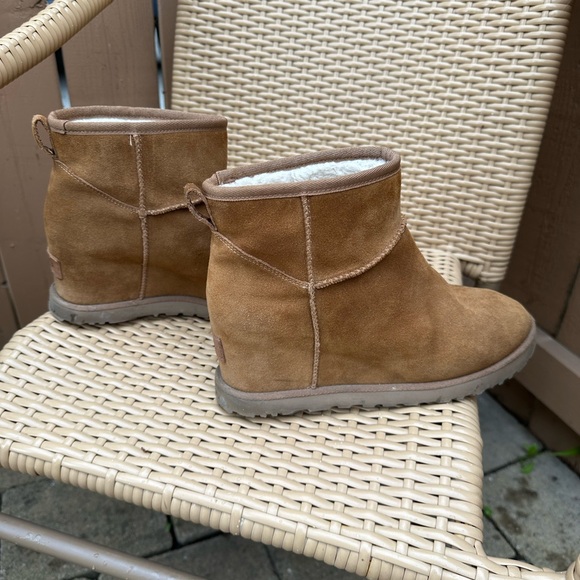 Very gently used Ugg Boots. Only reason I am selling is don’t hardly wear them. - Picture 3 of 9